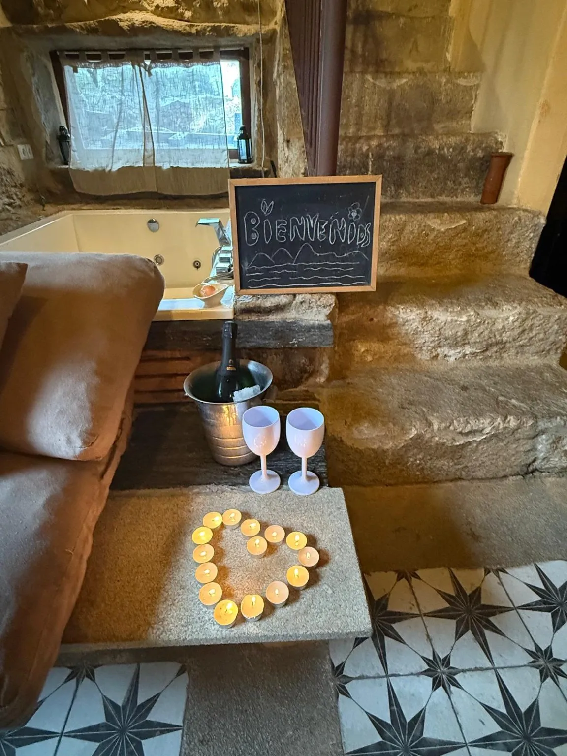 Preparación romántica cueva termal — velas y cava