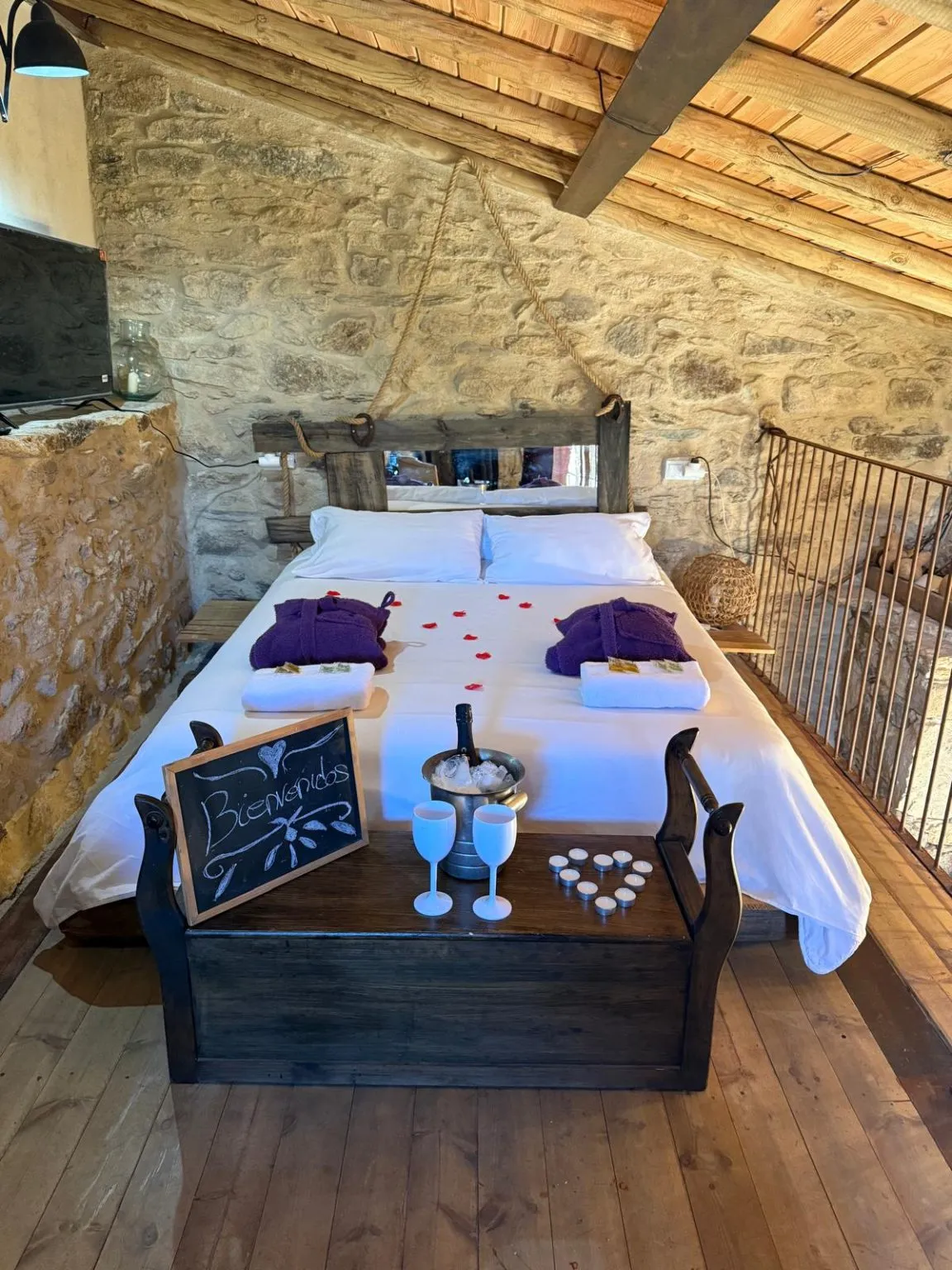 Montaje romántico de bienvenida — cueva termal